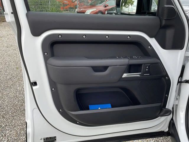 Land Rover Defender 110 D250 Dynamic SE