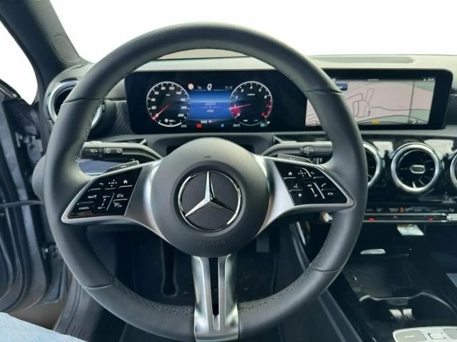 Mercedes-Benz A 180 W-Paket PDC SHZ SpurH LED LM AUT AHK KAM