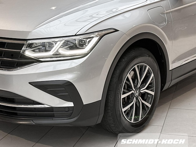 Volkswagen Tiguan Tiguan AHK schwenkb. Navi Lane Assist Sitzhzg.