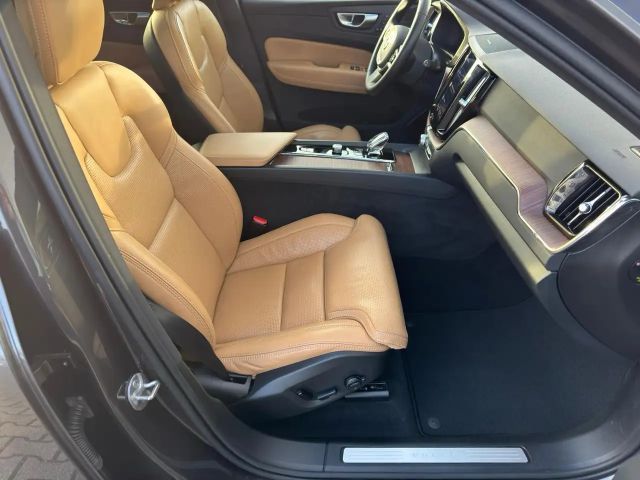 Volvo XC60 AWD Dark Plus