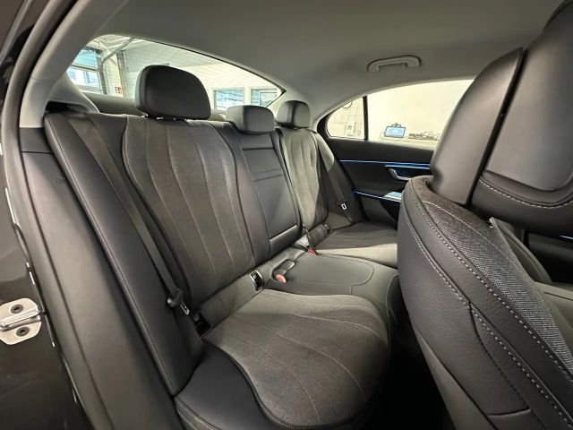 Mercedes-Benz E 300 E 300 e Sedan