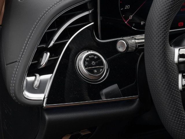 Mercedes-Benz E 200 4MATIC Sedan