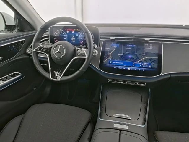 Mercedes-Benz E 200 Sedan