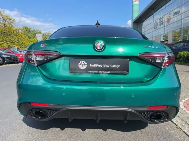 Alfa Romeo Giulia AT8 Q4 Turbo