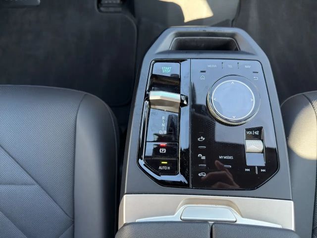 BMW iX *** LUFTFEDERUNG *** AHK ** NP 124.000,- *** -53%