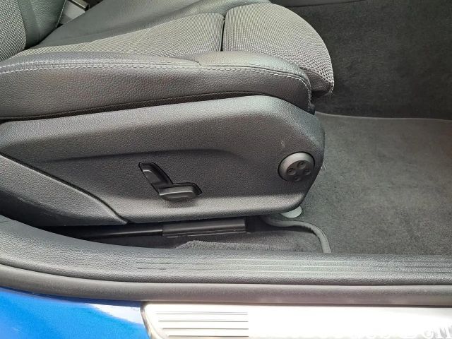 Mercedes-Benz C 300 C 300 e Sedan