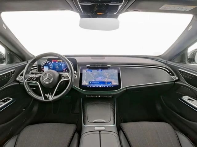 Mercedes-Benz E 200 Sedan