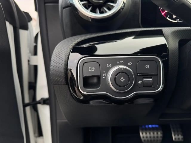 Mercedes-Benz CLA 200 AMG Line Coupé Sedan