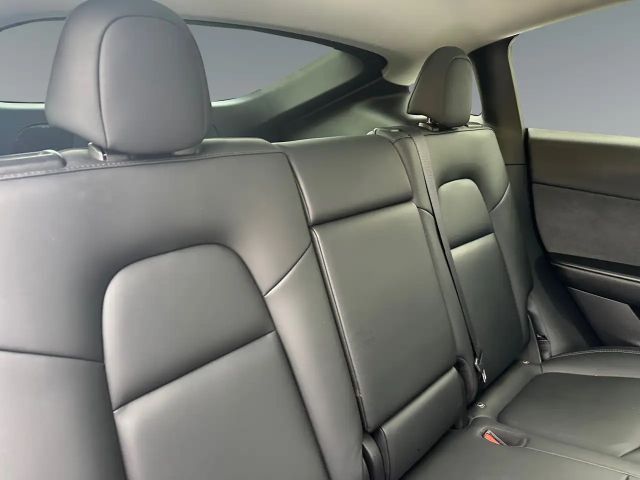 Tesla Model Y 62kWh Base        8-fach bereift!