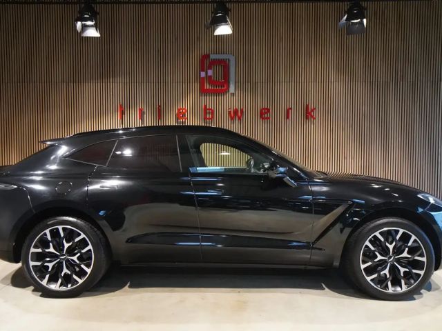 Aston Martin DBX V8