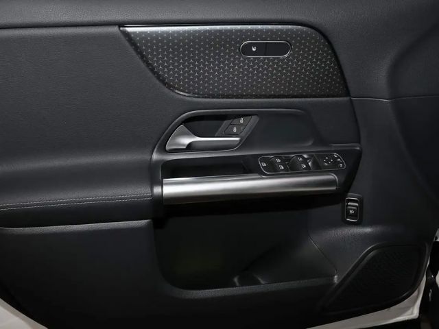 Mercedes-Benz GLA 200 AHK+KAMERA+SPURHALTE+CARPLAY+LED+18 ZOLL