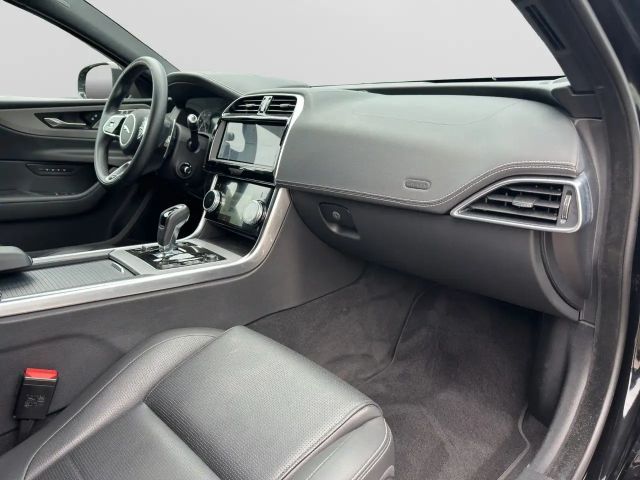 Jaguar XE P250 R-Dynamic