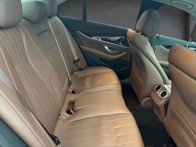 Mercedes-Benz E 220 E 220 d Sedan