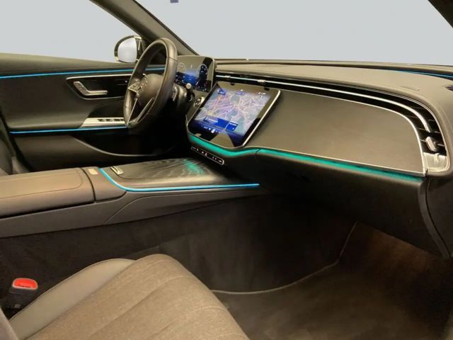 Mercedes-Benz E 200 Sedan