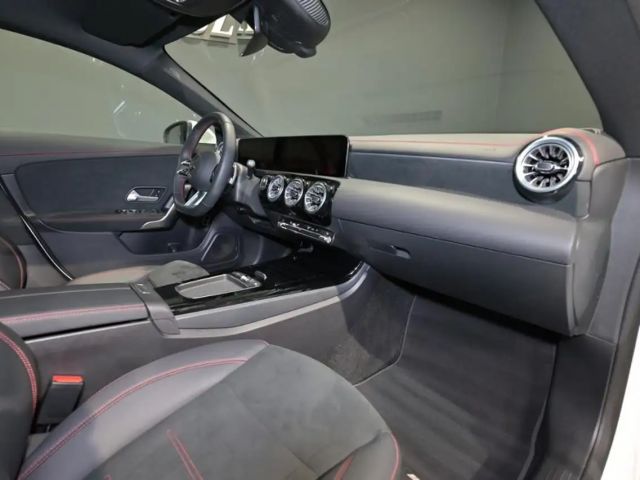 Mercedes-Benz CLA 200 AMG Line Coupé