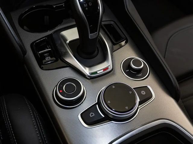 Alfa Romeo Giulia AT8 Q4