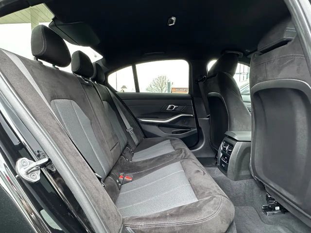 BMW 320 320i M-Sport Sedan