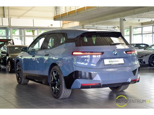 BMW iX 40 SkyLounge Massage HK HUD Soft Laser 360