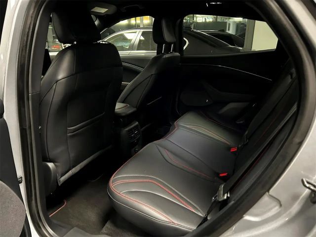 Ford Mustang Mach-E AWD Standard range