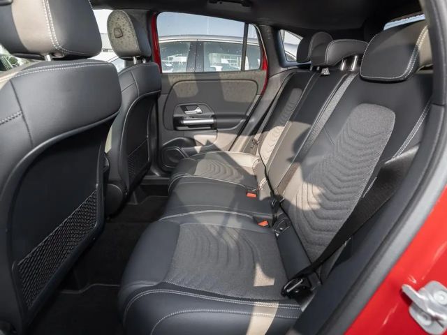 Mercedes-Benz GLA 180 Pano STH W-Paket KeyLess ParkAss. LED