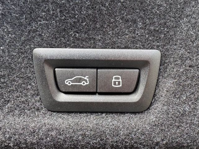 BMW 318 318i M-Sport Sedan