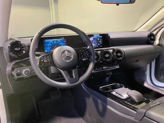 Mercedes-Benz A 200 7G-DCT  MBUX NAVI+ /PTS/DAB/17"/SHZ/Kamera