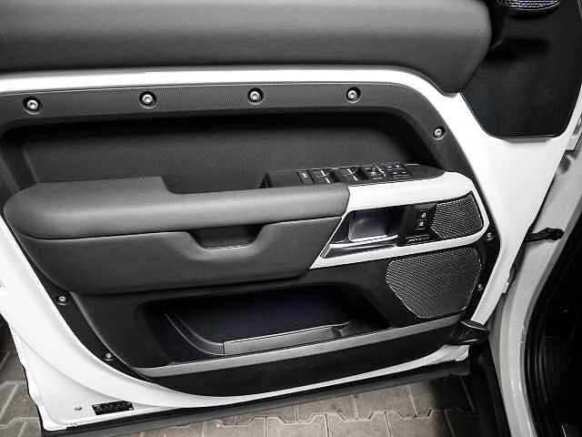 Land Rover Defender 110 Dynamic SE