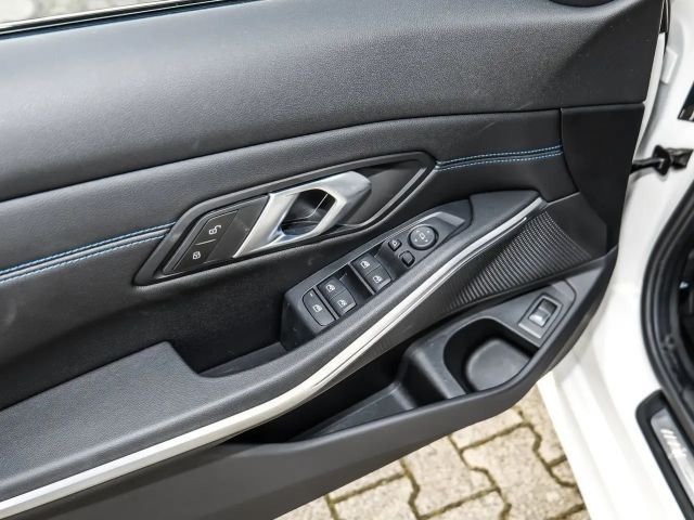 BMW 320 320i M-Sport Sedan