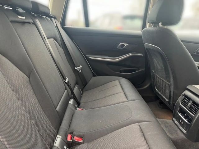 BMW 318 iAT  +HUD+ADAPTIVE-LED+ACC+NAVI+SHZ+DAB+MFL+