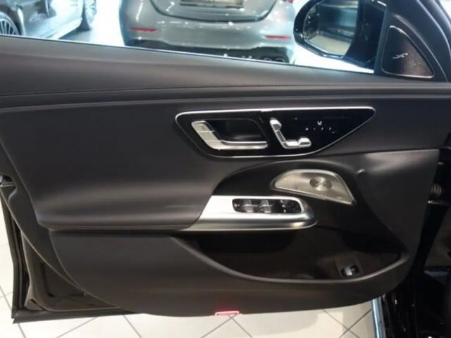 Mercedes-Benz E 200 AMG Line Sedan