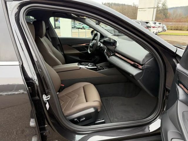 BMW i5 e40 T. HUD ACC SuView.Sitzbel.LiveProf.AHK19"