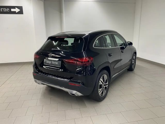 Mercedes-Benz GLA 180 LED+AHK+KAMERA+EASY-PACK+SITZHZG+NAVI