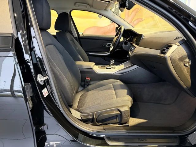 BMW 320 320i Sedan xDrive