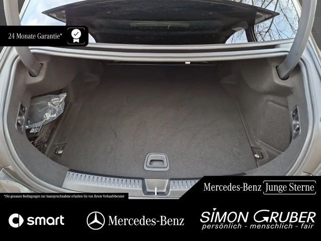 Mercedes-Benz E 220 AMG Line E 220 d Sedan