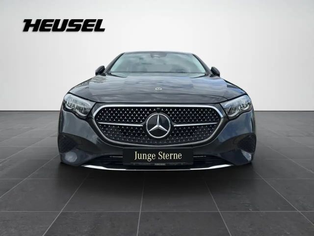 Mercedes-Benz E 200 AVANTGARDE Sedan