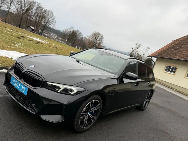 BMW 330 330e M-Sport xDrive