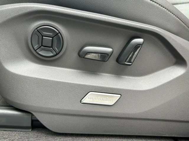 Volkswagen Touareg Luftfederung / AHK / Innovision Cockpit