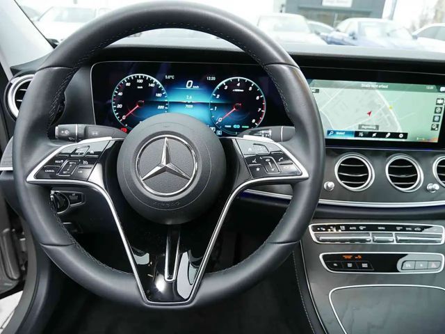 Mercedes-Benz E 200 EXCLUSIVE Sedan