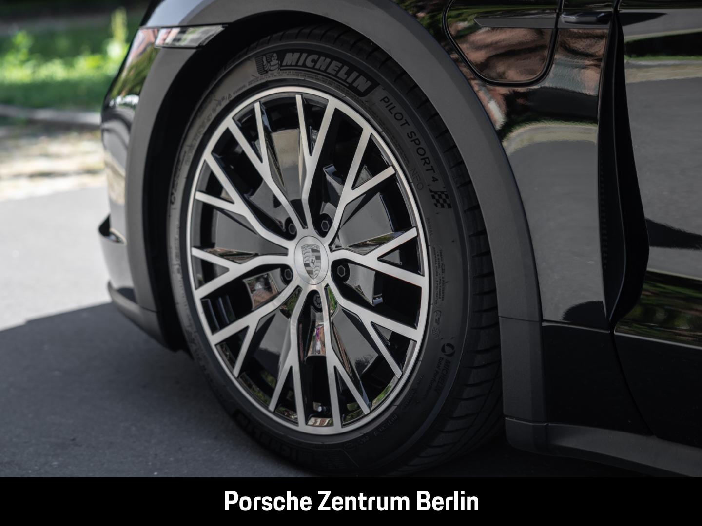 Porsche Taycan 4 Cross Turismo