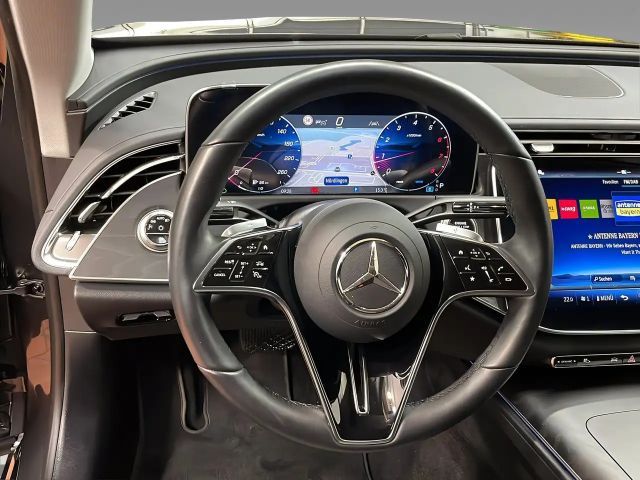 Mercedes-Benz E 200 AVANTGARDE Sedan