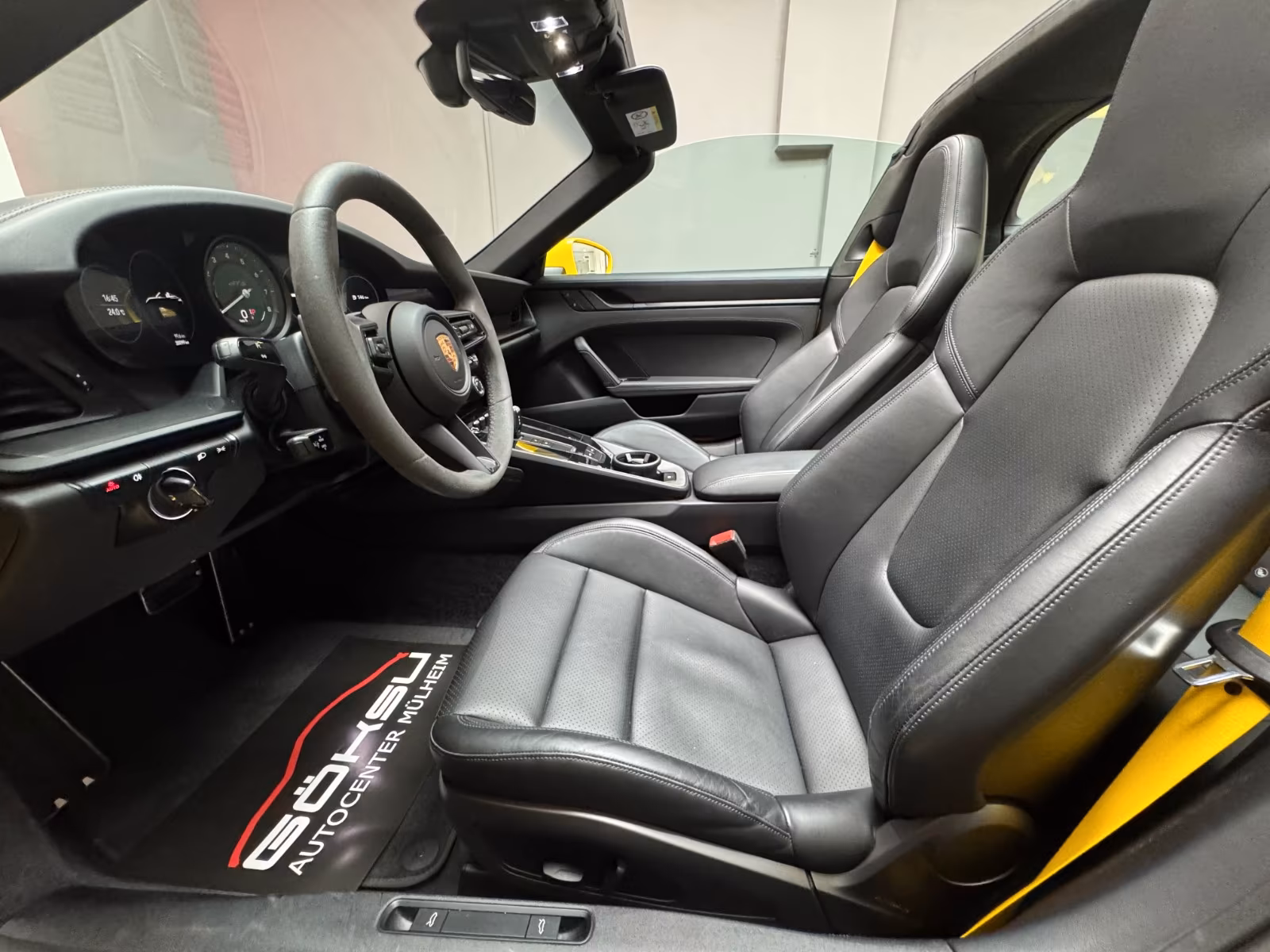 Porsche 911 4 Cabriolet GTS Targa