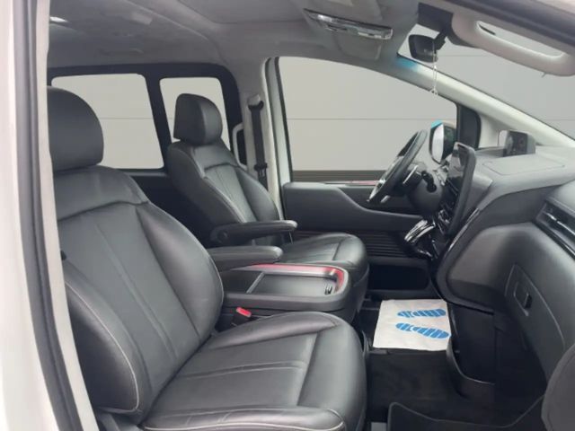 Hyundai Staria Signature