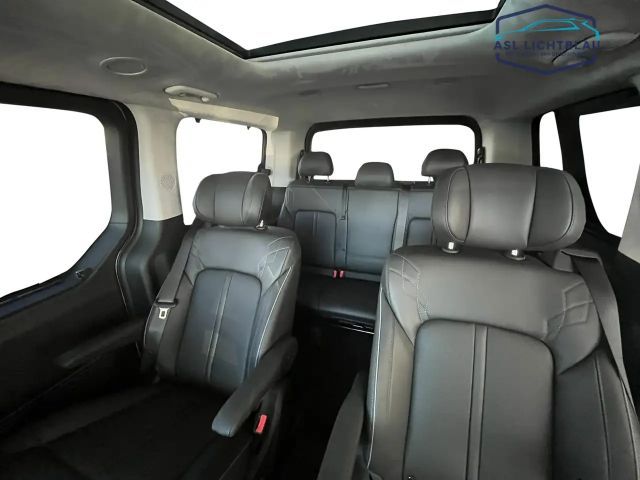 Hyundai Staria Signature