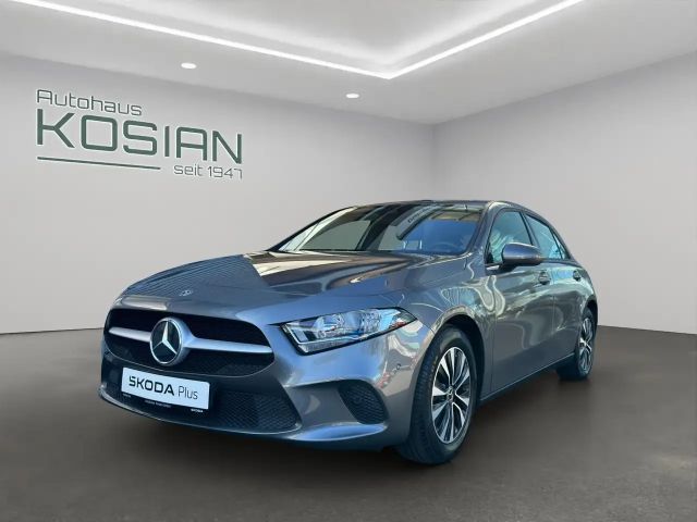 Mercedes-Benz A 180 NAVI+SITHZG+2xPDC+GRA+16''+FSE+