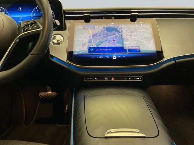 Mercedes-Benz E 200 Sedan