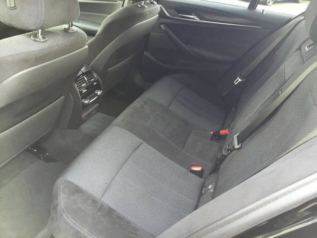 BMW 530 530e M-Sport Sedan