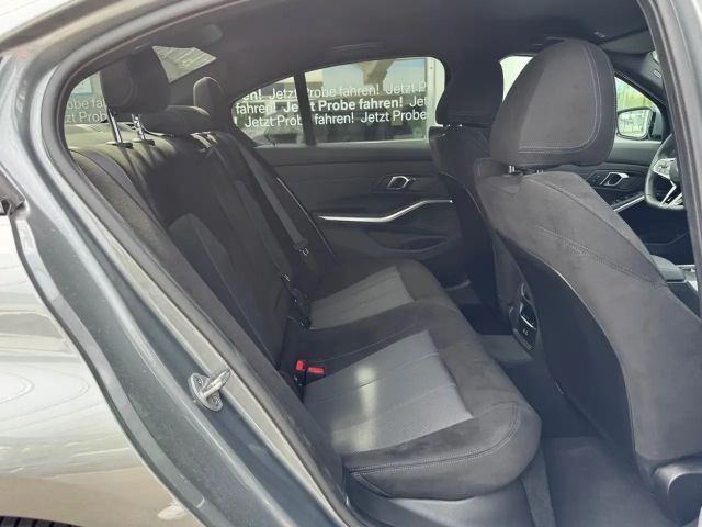 BMW 318 318i M-Sport Sedan