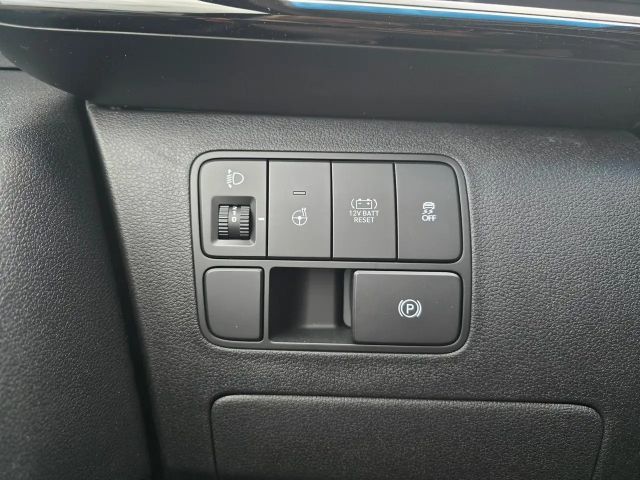 Hyundai Staria Signature