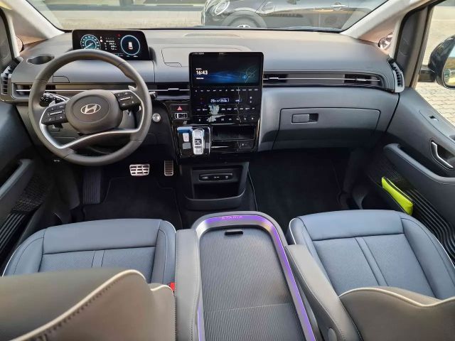 Hyundai Staria Signature