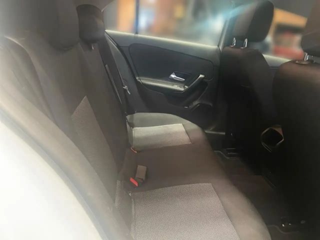 Mercedes-Benz A 200 AMBUX+CARPLAY+LED+SHZ+PDC